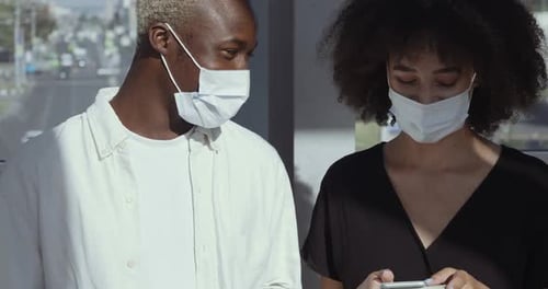 Afroamerikanisches Mädchen, Teenager und gemischter Abstammung, ethnischer Typ, Junger Mann, zusammenstehen