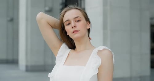Joven bailarina vestida de blanco baila en las escaleras del teatro en cámara lenta Balerina sí baila