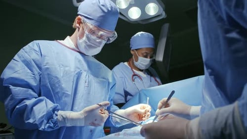 Team von Chirurgen, die Patienten zusammennähen