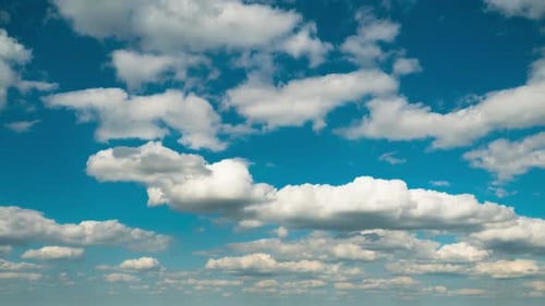 Wolken bewegen sich sanft am blauen Himmel. Zeitraffer
