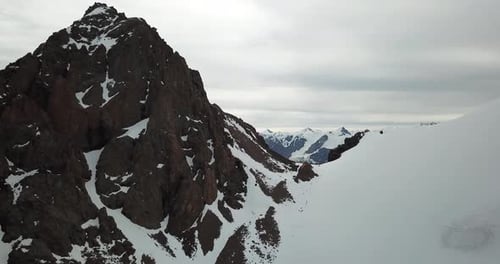 D'immenses montagnes de neige