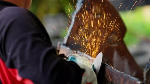 Soldador de hombre asiático 4K trabajando en pulidora de ángulo eléctrico puliendo acero