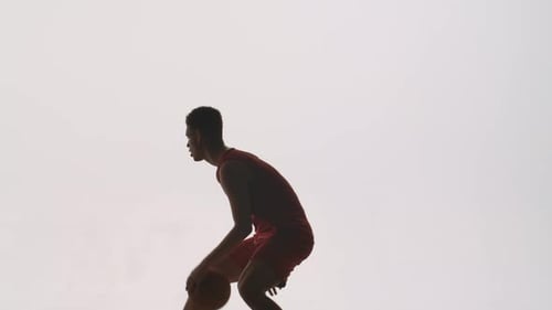 Silhouetten von zwei Sportlern, Basketballspielern, die die Fähigkeiten von Angriff und Verteidigung üben