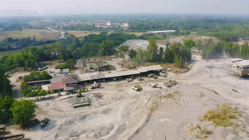 Vue aérienne de camions-excavateurs creusant du charbon ou du minerai avec de la pierre grunge noire sur le sol