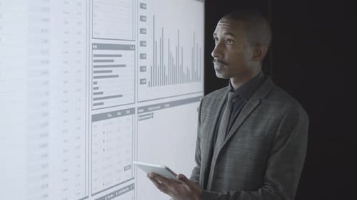 Nachdenklicher afroamerikanischer Investor analysiert Charts