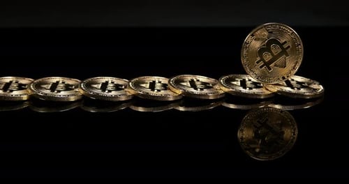 Bitcoins auf schwarzem Hintergrund, Zeitlupe 4K