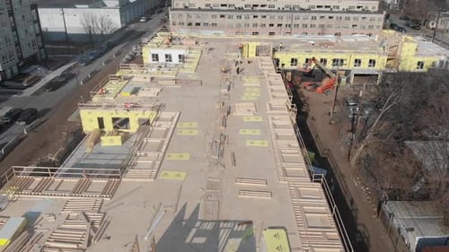 Hombres que trabajan en un edificio en construcción