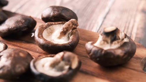 Champignon cru sur une planche à découper sur une table