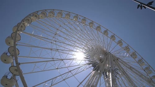 Ein Riesenrad im Sonnenlicht