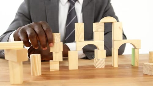 Empresario jugando con bloques de construcción