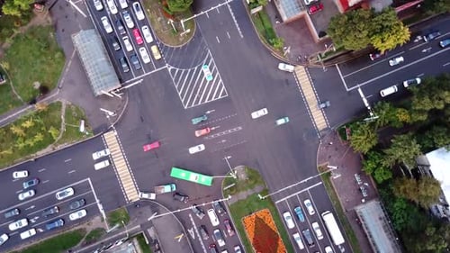 Vista do cruzamento com carros de cima.