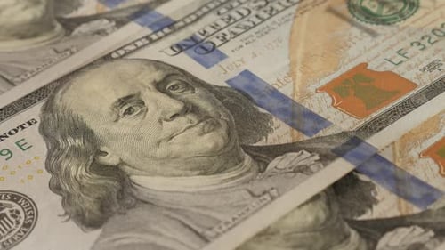 Papierwährung in 100 USD-Stückelungen langsame Neigung 4K 2160p 30fps UltraHD-Filmmaterial - Dollar-Banknoten