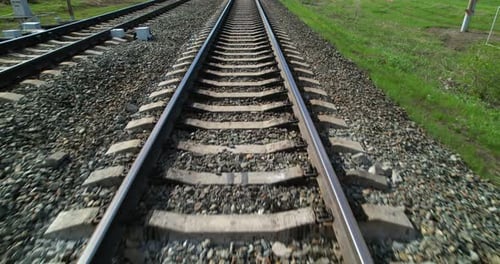 Blick auf Bahngleise in Bewegung