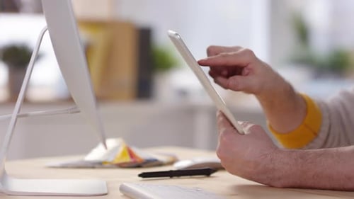 Nicht wiederzuerkennender Mann, der Tablet benutzt