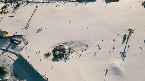 Luftaufnahme von oben über dem Skigebiet im Winter