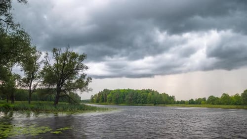 Sommersee und Regenwolken