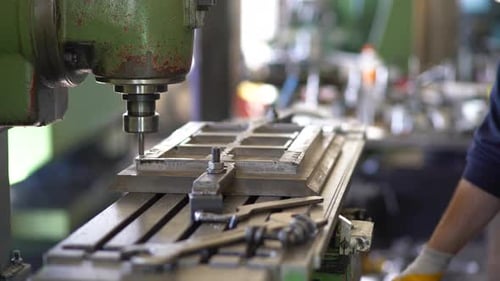 Arbeiter verarbeitet Metall an der Drehmaschine