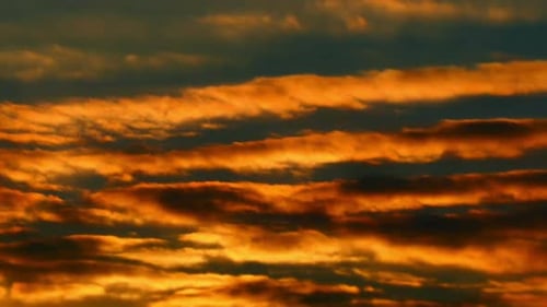 Wunderschöner goldener Wolkenhimmel bei Sonnenuntergang