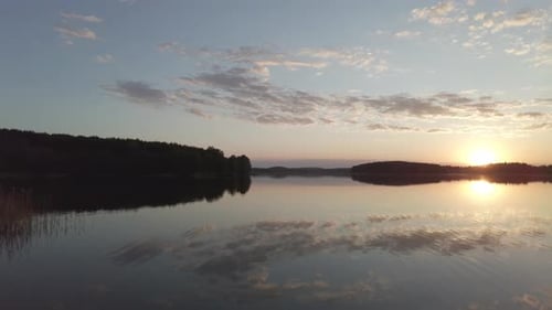 Panoramasicht auf den Sonnenuntergang über dem See
