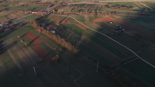 An einem frühen Frühlingsmorgen über die Landschaft fliegen