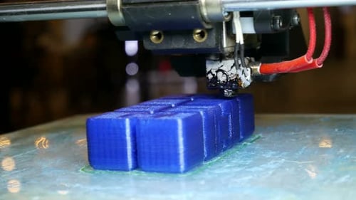 Der moderne 3D-Drucker in der Fabrik druckt ein Kunststoffprodukt