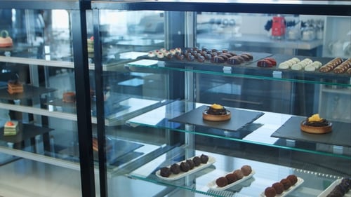 Des friandises variées dans la vitrine