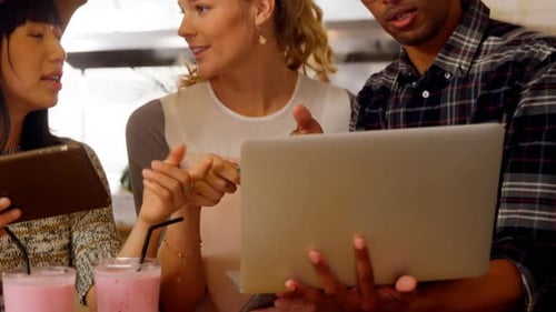Führungskräfte diskutieren über Laptop 4k