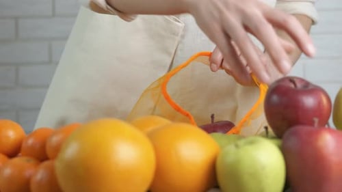 Mujer con una bolsa ecológica
