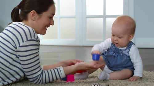 Mama spielt zu Hause mit Baby