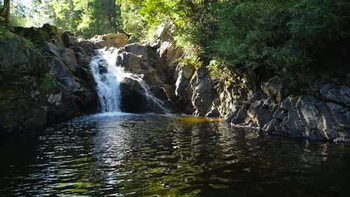 Wasserfall in einen See
