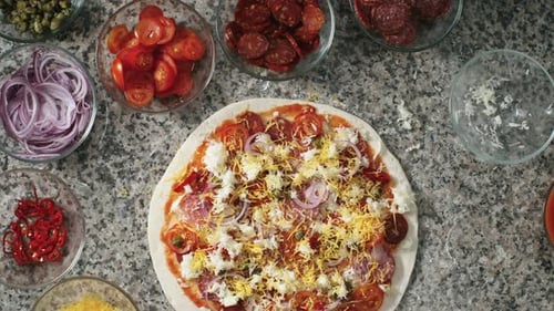 Pizza vor dem Backen im Mund zusammenlaufen
