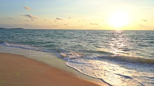 Wunderschöner Sonnenuntergang am tropischen Strand und Meer