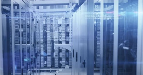 Servidores de computador em uma sala de servidores com luzes brilhantes