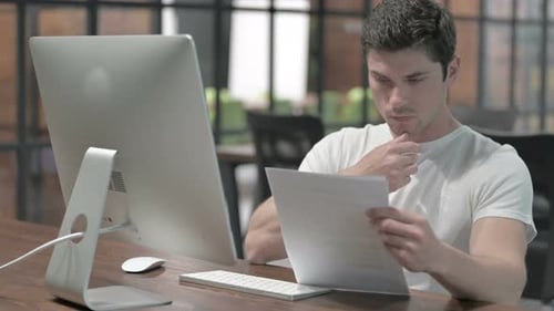 Hombre leyendo documentos