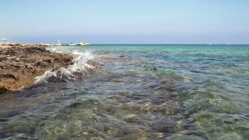 Schönes Meer und Wellenspritzer