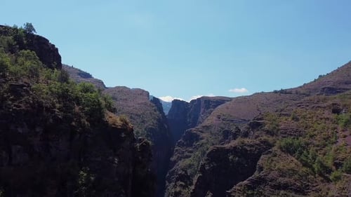 Schöne Luftaufnahmen der Berge, eines kleinen Flusses und der Schlucht