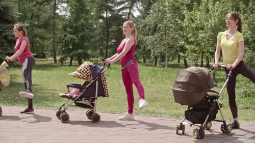 Stehende Seitenbeinerhöhung mit Kinderwagen