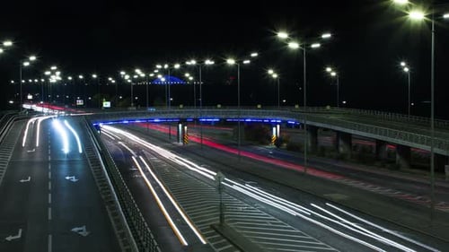 Lumières de voitures sur la route d'une grande ville nocturne, Lap de temps, piste