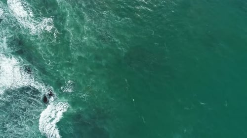 Vue aérienne du dessus sur les vagues de l'océan au Portugal
