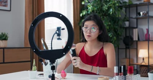 Un principiante hace un Vídeo en las redes sociales con la ayuda de una luz anular y un teléfono