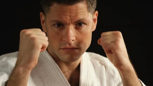 Mann übt Karate