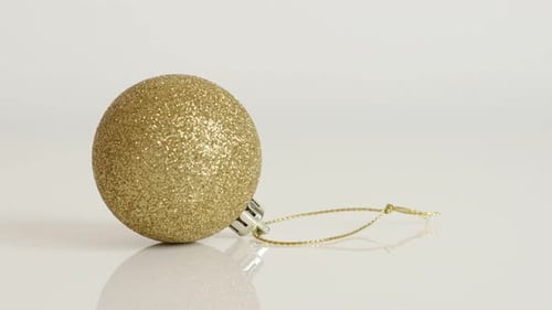 Glänzende Kugel mit Pailletten Nahaufnahme 4K 2160p 30fps UltraHD kippbares Filmmaterial - Goldfarbe Weihnachten oder