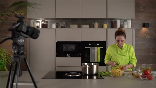 Food-Bloggerin kocht in der Küche