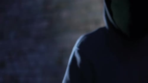 Nicht wiederzuerkennende Person, die mit einer Waffe auf Opfer zielt, Mietmörder, Kriminalitätsstufe
