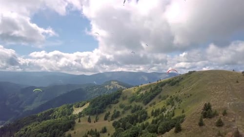 Gleitschirmfliegen im sonnigen Berg Sommer Natur Gleitschirmfliegen Adrenalin