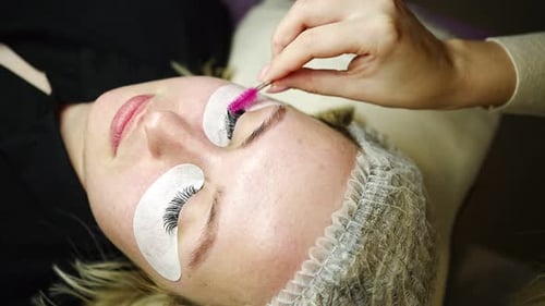 Procedimiento de extensión de pestañas en salón de belleza
