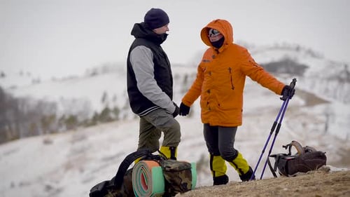 Eine Expedition von zwei Personen erreichte die Spitze. Die Männer machten einen Stopp.
