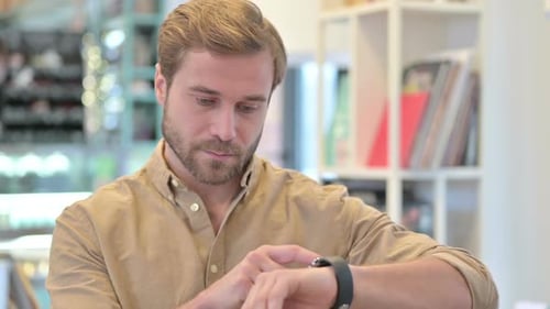Porträt eines jungen Mannes mit Smart Watch