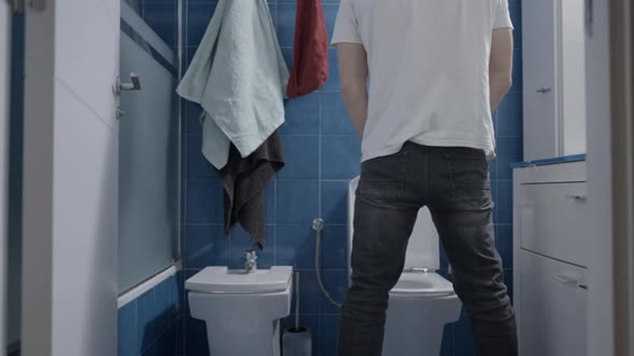 Девушка писает в туалете [ Молодой кавказский мужчина писает в туалете , Стоковые видеоматериалы Включая: человек и гигиена - Envato