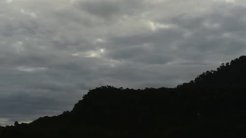 Zeitraffer von Wolken, die sich über den Berghang bewegen
